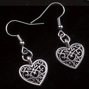 NWT Retro Minimalist Hollow Out Heart Shaped Earrings silver